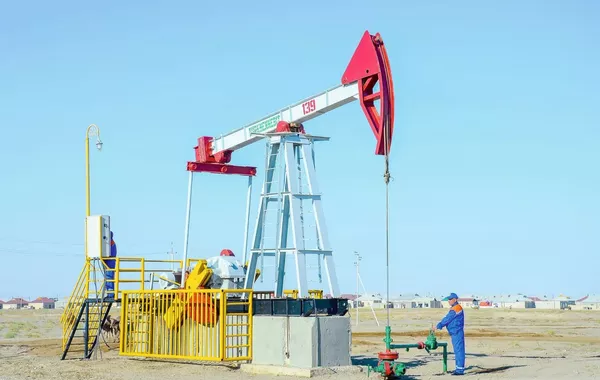 Turkmen Crews Conduct Repairs to Keep Oil Wells Operating