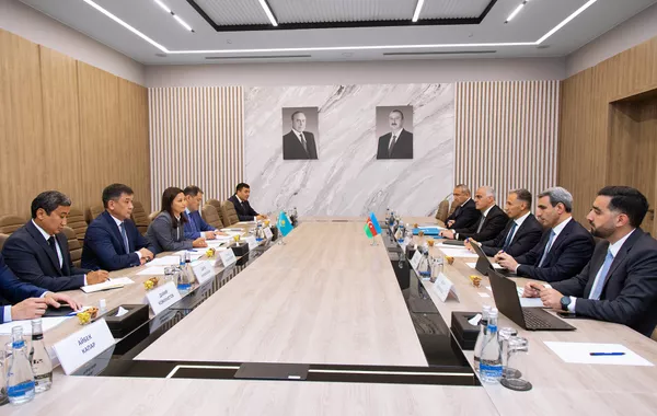Azerbaijan and Kazakhstan Explore Cooperation in Cargo, Air Transport, and Shipbuilding