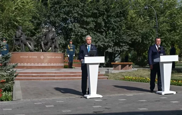 Kazakh, Kyrgyz Leaders Unveil ‘Golden Bridge of Friendship’ Monument in Bishkek