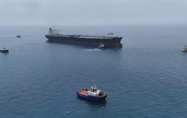 How many vessels transited the Strait of Hormuz in the past 24 hours?