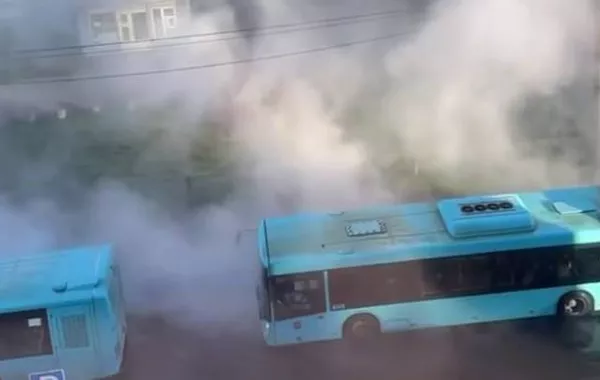 Hot Water Pipe Bursts in Russia's St. Petersburg, Injuring Woman and Child - VIDEO