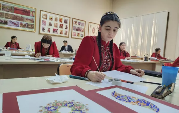 Iranian Artists Bring Miniature and Gilding Traditions to Turkmenistan
