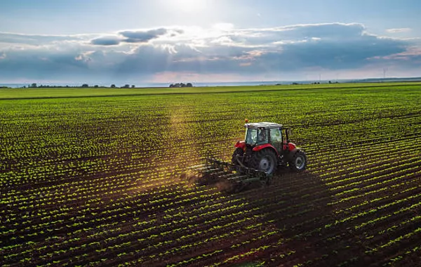 Uzbekistan Seals $300 Million Agricultural Machinery Deal with John Deere