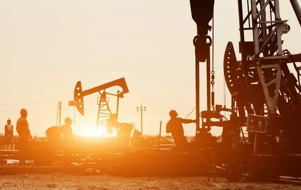 Crude Oil Futures Decline Despite U.S. Sanctions on Iran-Linked Network