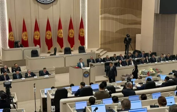 New Kyrgyz Parliament Convenes, MPs Take Oath of Office