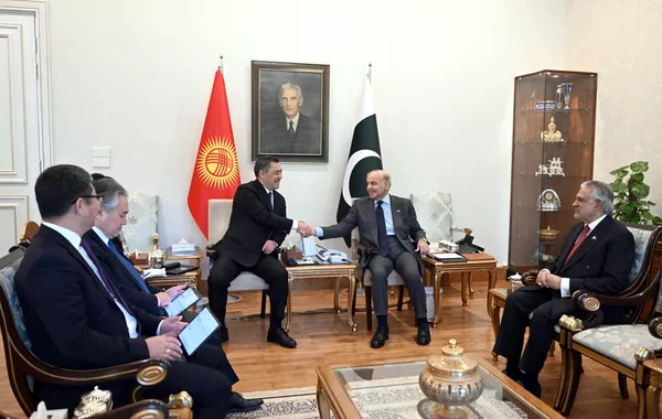 Kyrgyz President Meets with Pakistani PM to Boost Trade Ties