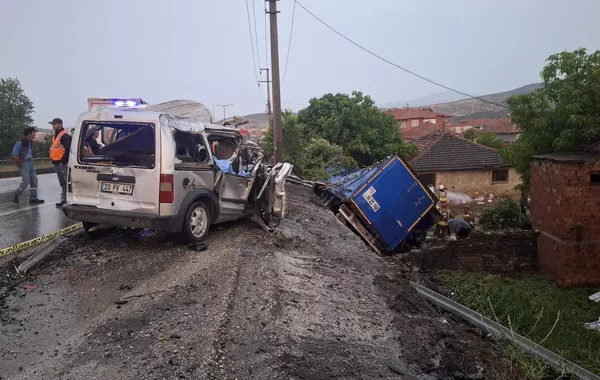 Two Dead, Four Injured in Devastating Three-Car Crash in Türkiye’s Manisa
