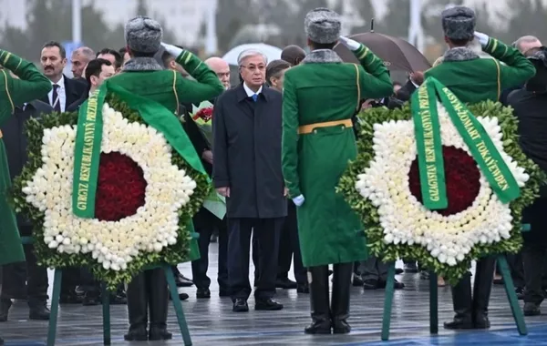 Kazakh Leader Participates in Wreath Ceremony in Turkmenistan