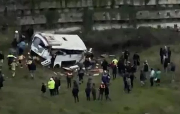 Minibus Carrying Workers Overturns in Türkiye