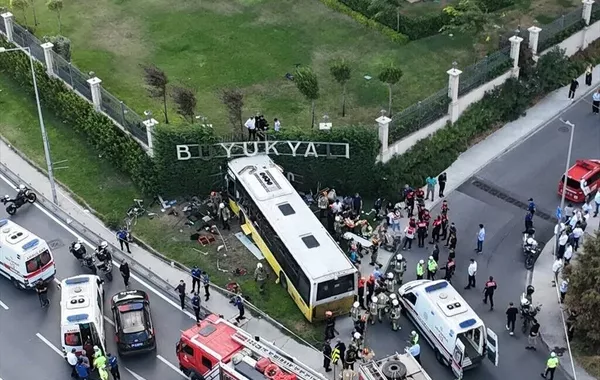 At Least 2 Killed, 16 Injured in Istanbul Bus Crash - VIDEO
