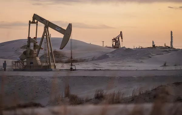 Oil Prices Hold Steady Amid Rising US Stockpiles, Tariff Concerns