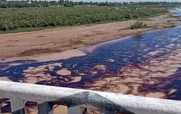 Environmental Incident in Uzbekistan as Oil Spills into River - VIDEO