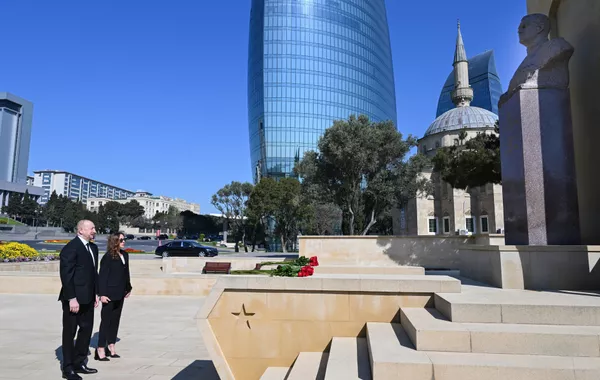 Azerbaijani President and First Lady Pay Tribute to Azerbaijanis Who Died for Victory Over Fascism