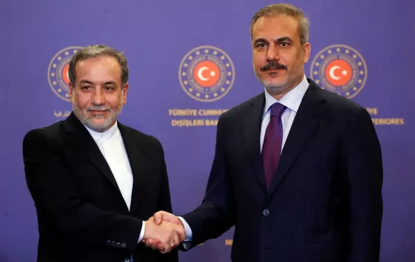 Turkish and Iranian FMs Meet to Discuss Upcoming Nuclear Talks in Istanbul