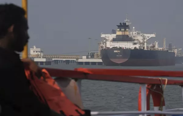 US Eases Russian Oil Sanctions as Iran Threatens Hormuz Closure