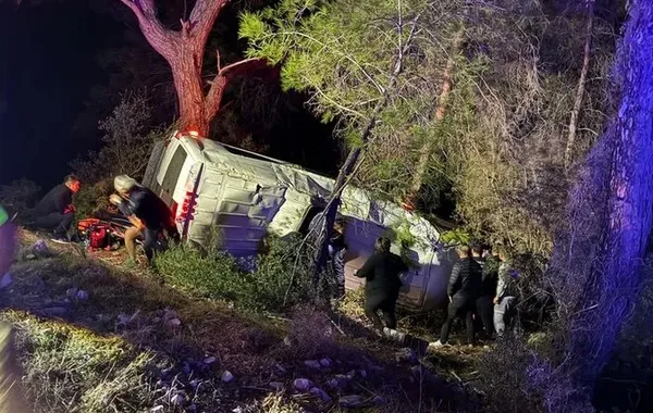 Minibus Carrying Mountain Climbers Overturns in Türkiye, 15 Hurt - VIDEO