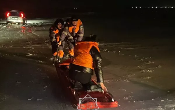 Ice Breaks Under Car at Kazakhstan's Reservoir, Women Safe