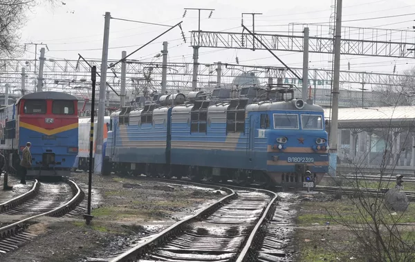 Kazakh Police Hunt Train-Surfing Teens - VIDEO