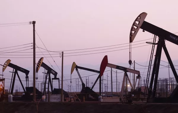 Oil Climbs to Six-Month Peak Ahead of US-Iran Talks