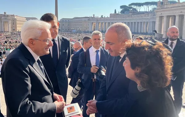 Armenian PM and Italian President Hold Brief Meeting in Vatican City