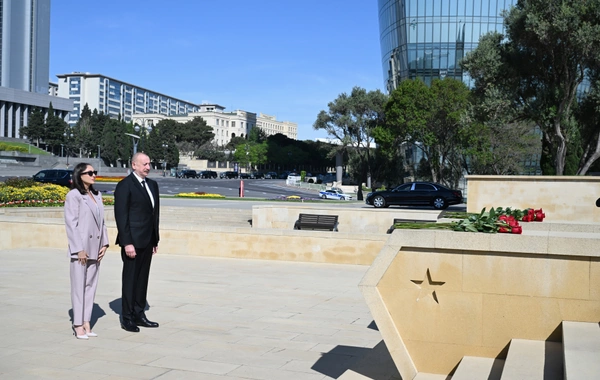 Ilham Aliyev Pays Tribute to Azerbaijanis Who Sacrificed Their Lives for Victory Over Fascism
