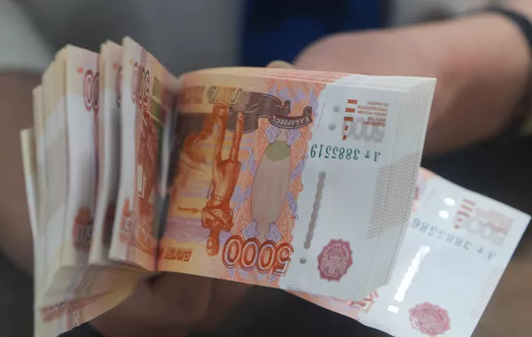 Russians Withdraw Bank Deposits for First Time Since 2022