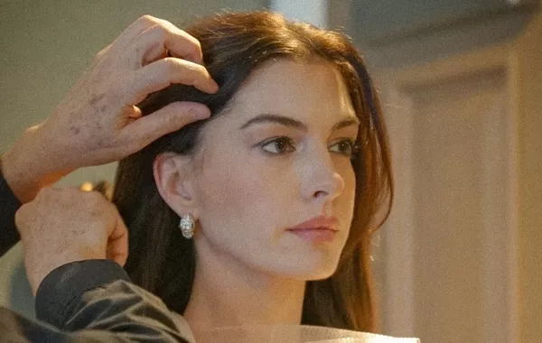 Fan Gifts Quran to “World’s Most Beautiful Woman” at London Premiere - VIDEO