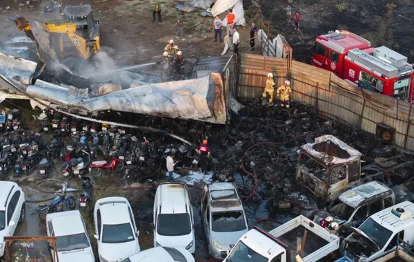 Massive Fire Destroys Over 60 Vehicles at Impound Lot in Türkiye's Izmir