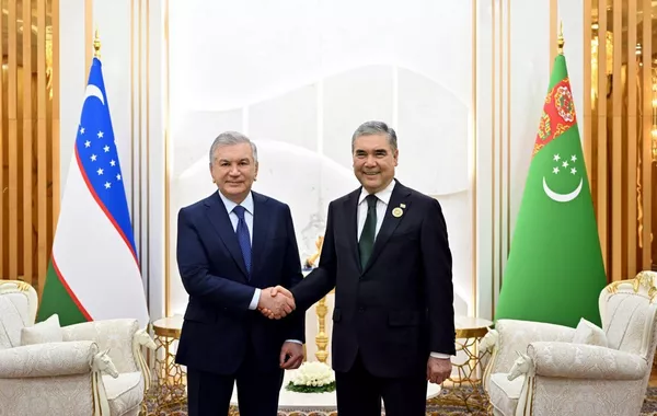 Uzbek President Holds Meeting with Gurbanguly Berdimuhamedov in Turkmenbashi
