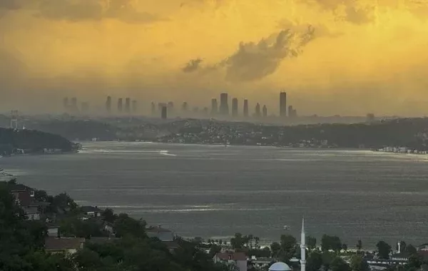 Severe Storm Sweeps Istanbul, Causing Damage and Flight Delays