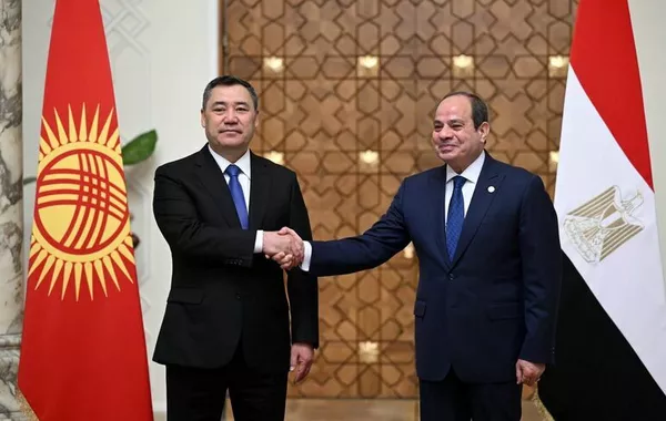 Kyrgyz President Receives Ceremonial Welcome in Cairo