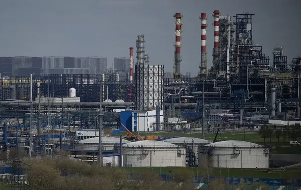 Global Oil Prices Jump as Ukraine Strikes Key Russian Refineries