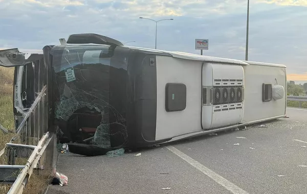 Bus Crash in Türkiye: Highway Accident Leaves Dozens Injured - VIDEO
