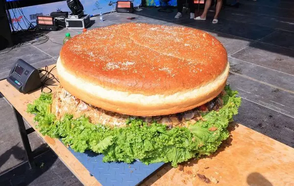 Kazakhstan Sets Culinary Record with Massive 86-Kilogram Kazyburger at Balkhash Festival