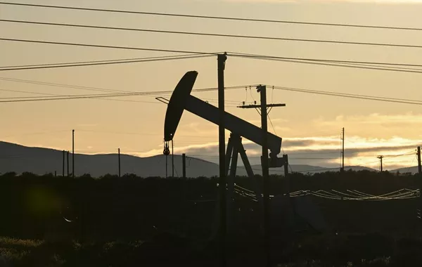 Gold Surges, Oil Slumps as US–Iran Peace Deal Reshapes Global Markets