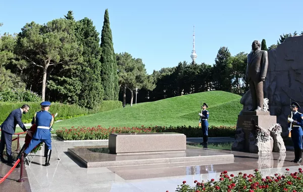 Syrian Transitional President Pays Tribute at Azerbaijani National Leader’s Tomb