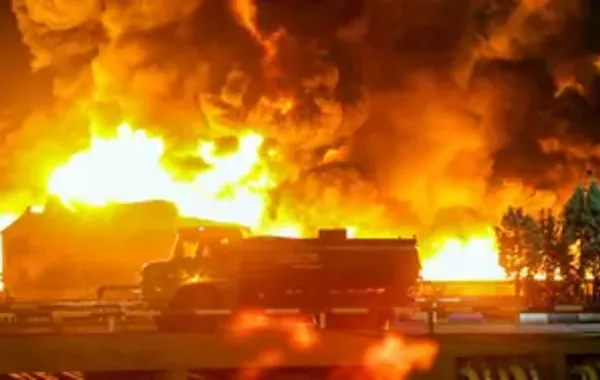 Fire Breaks Out at Glue Factory in Northern Iran's Alborz