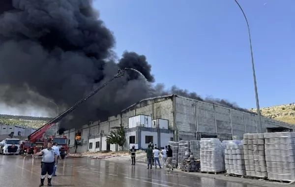 Massive Fire Engulfs Textile Factory in Gaziantep, Türkiye