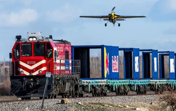 World First Landing on Moving Train in Türkiye Stuns Aviation - VIDEO