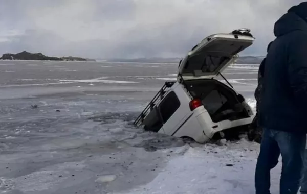 Vehicle Plunges Through Ice on Russia's Lake Baikal, Tourists Dead