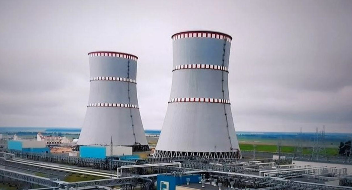 Who will help Kazakhstan build a nuclear power plant?